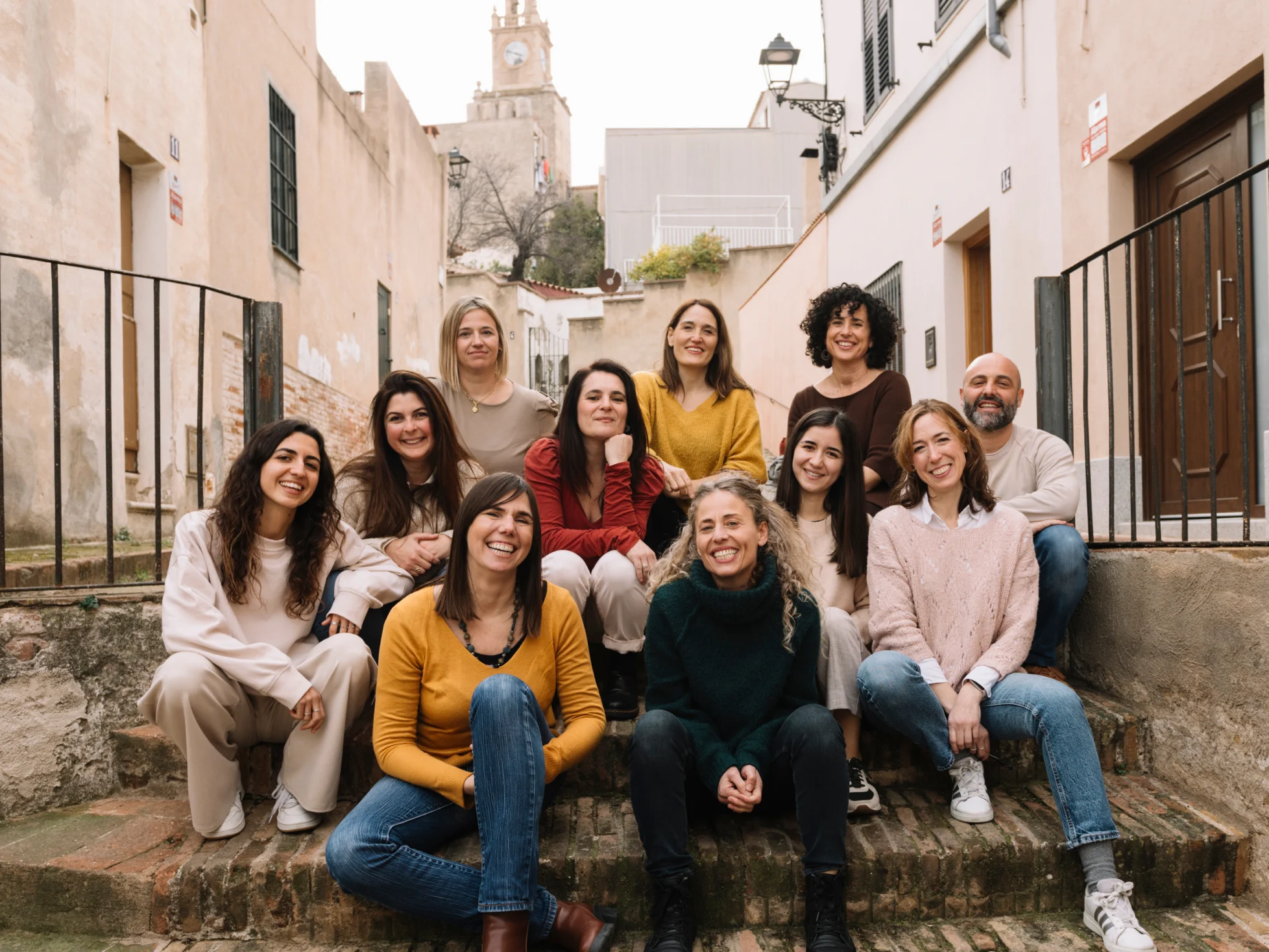 The Calma de Ser team of professionals, sitting on some outdoor steps
