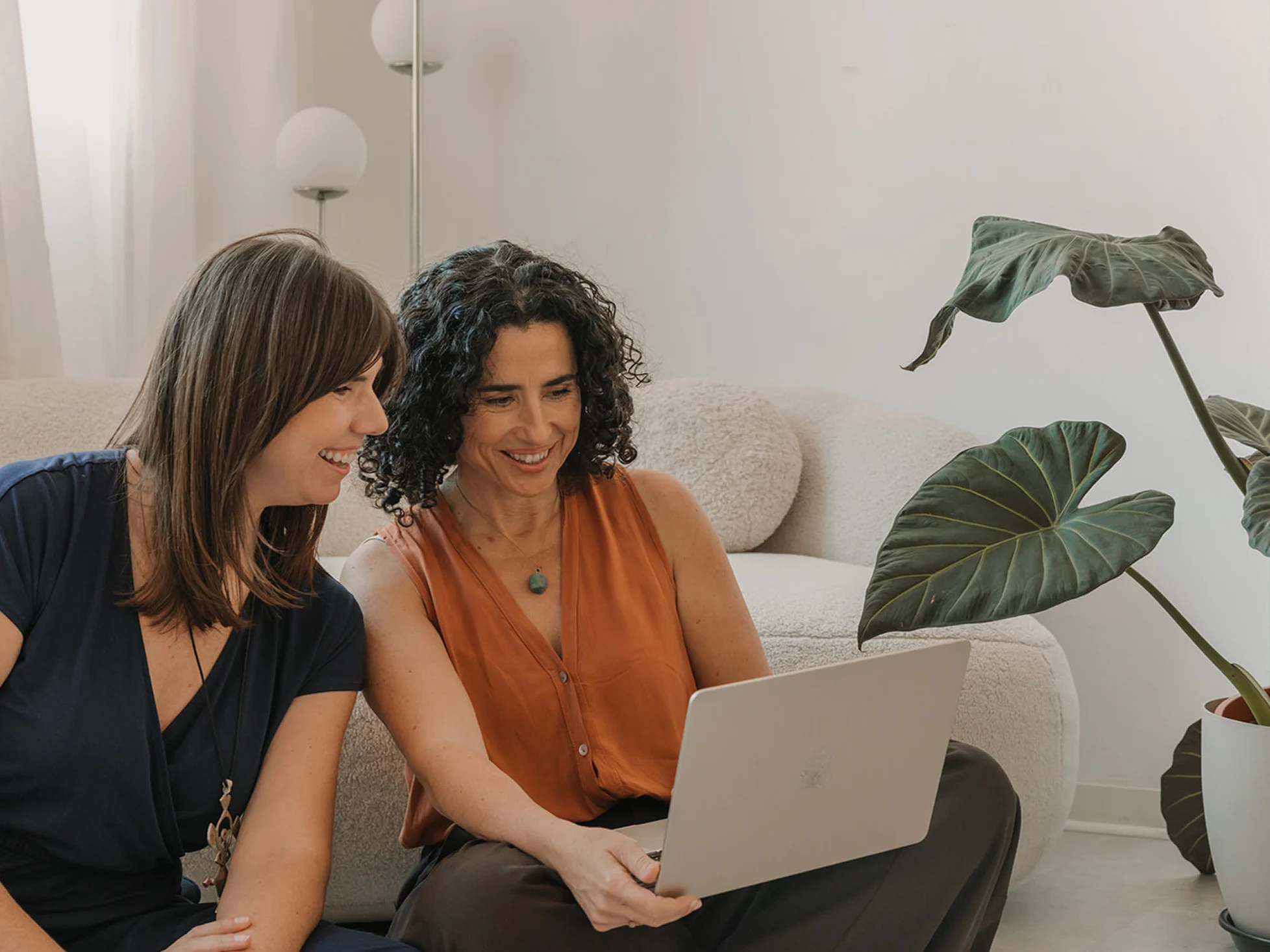 Laura del Mar and Marta Tarrida prepare an episode of Voy a la Psico on a laptop