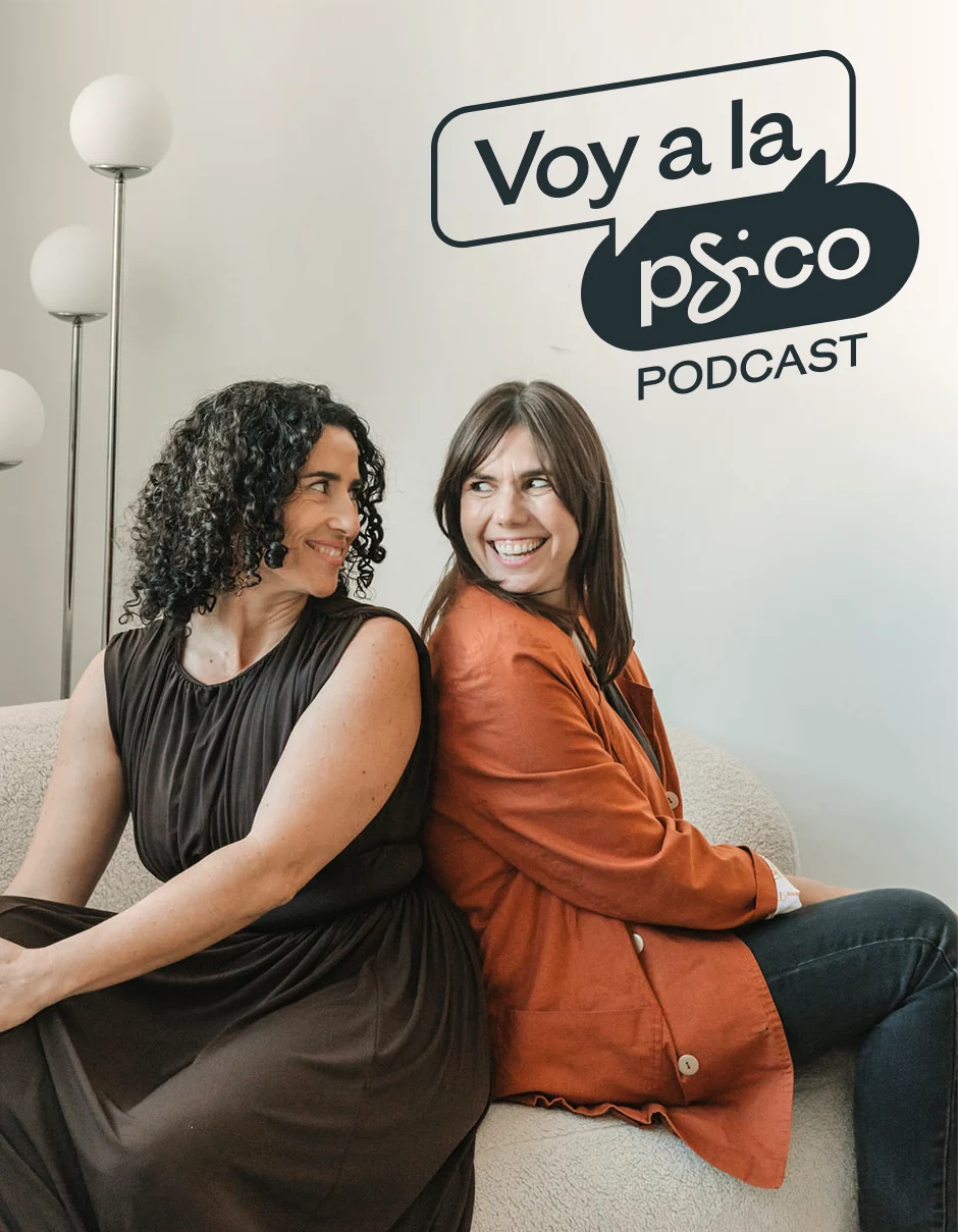 Marta Tarrida and Laura del Mar with the logo of the Voy a la Psico podcast